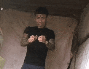 老八鞭炮炸睾丸_炸牛子GIF动图