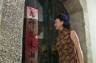 渣男 你别躲在里面不出声,我知道你在家,你有本事骗我感情,怎么没种开门哪 开门-雪姨