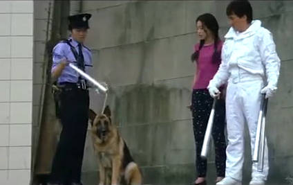 [周星驰]周星星被他的警犬拖着走-搞笑