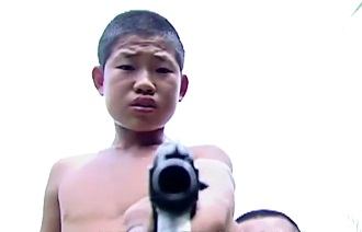 [小兵张嘎]小兵张嘎拿枪指人：老实点_敢喊 那你丢下水去喂鱼