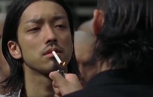 [热血高校]泷谷源治（小栗旬）给鸣海大我点烟：你的人情我还了