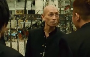 [热血高校]铃兰高中看门的抽着烟警告：现在进行老大争夺战_都给我闭嘴等着_明白了吗