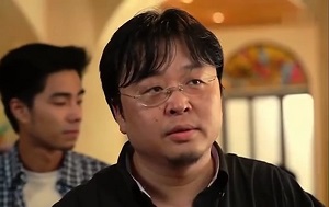 自扇耳光动图剪辑制作于《幸福59厘米》中罗永浩经典名场面，用改图加字在线制作的方法用来表达对某些事物的不满、自嘲，比如自嘲程序员薪资水平，测试月薪1W,前端月薪2W,java月薪3k,学你妈java-罗永浩自扇耳光动图,罗永浩自扇耳光gif,one step away,幸福59厘米,电影剪辑