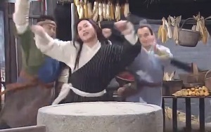 [武林外传]大嘴老白书生在磨盘前跳舞：今天星期五啊_明天不上班啊